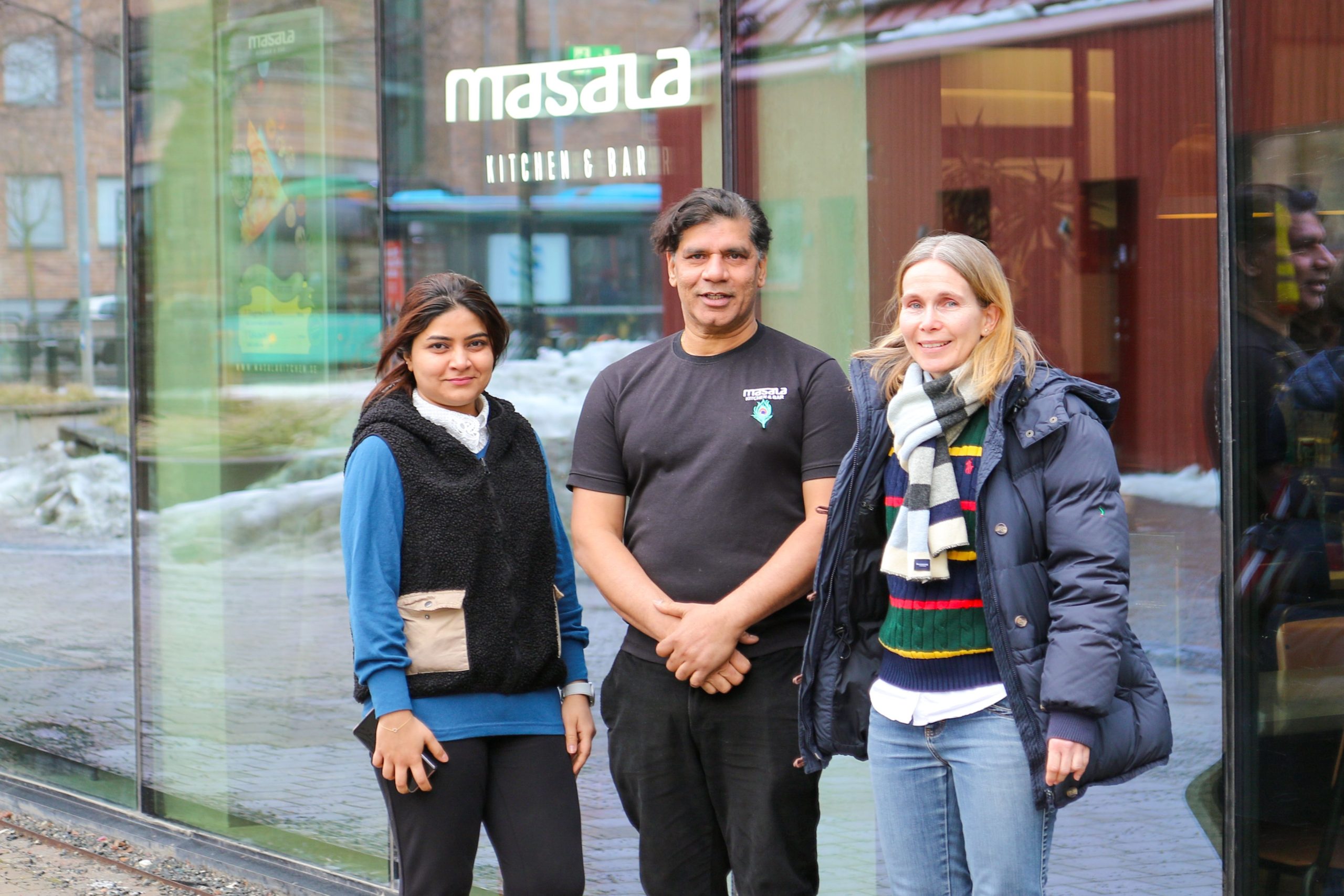 Assra Iftikhar, Sunil Kumar och Catharina Sundh &auml;r glada att nu ha &ouml;ppnat sin senaste Masala Kitchen-restaurang p&aring; Selma Lagerl&ouml;fs Torg. Foto: Jonas Hernstig