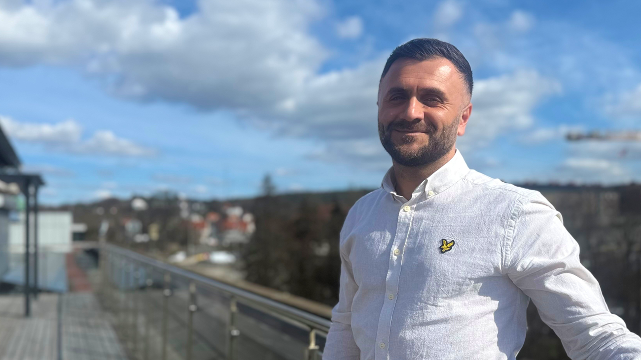 9ajgwcge1jywy8gll3knkt Shivan Abdullah tar över GöteborgsLokalers förvaltning i Biskopsgården. Foto Jonas Hernstig