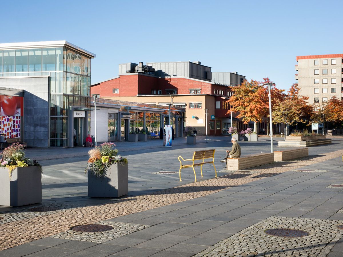 Stenl&auml;ggningen fr&aring;n Hj&auml;llbo Centrum f&aring;r nu nytt liv i n&auml;romr&aring;det. Bilden &auml;r fr&aring;n innan ombyggnationen.