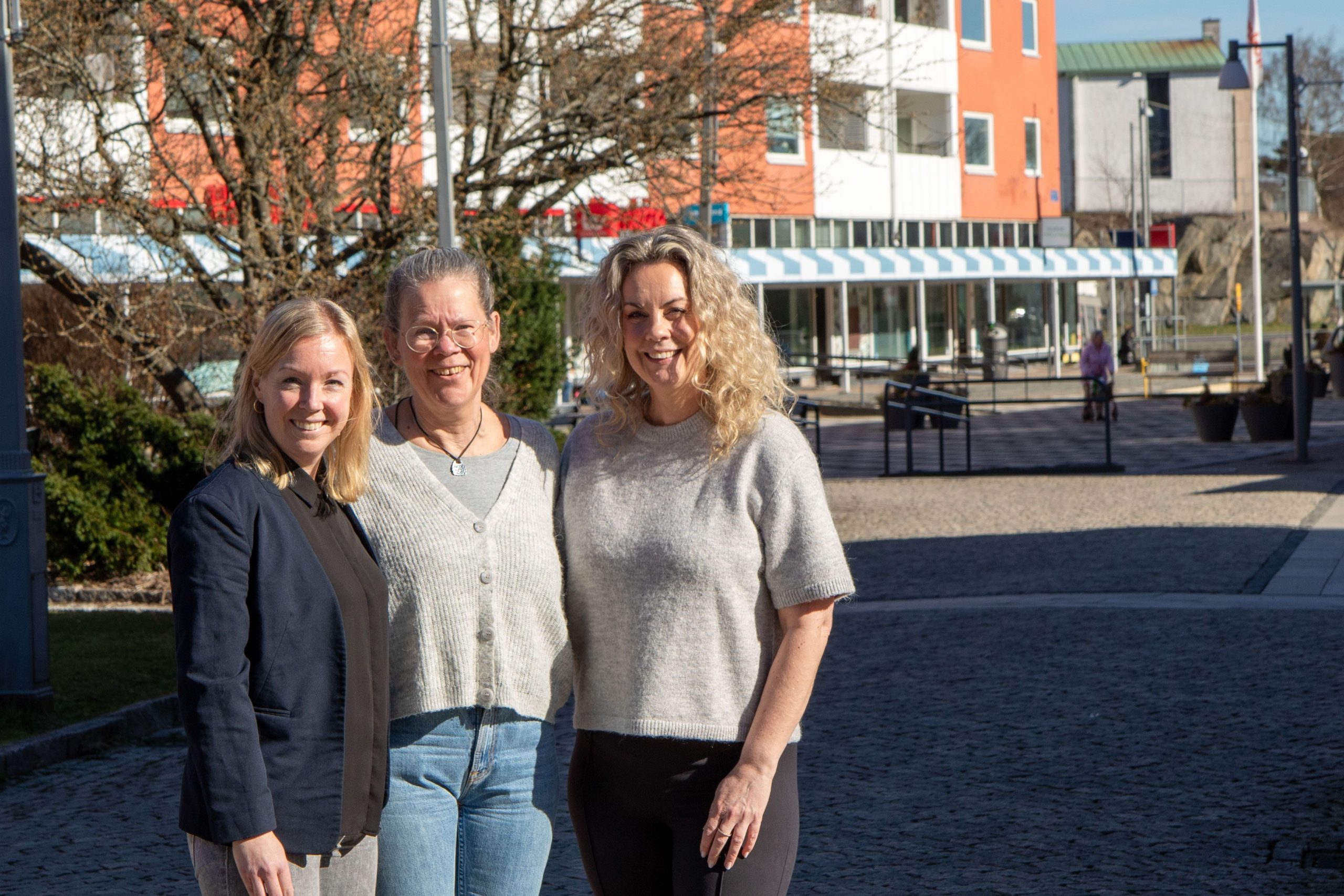 sl1a41djvfpmqckzcump15 Den 2 maj öppnar Nötkärnan sin nya vårdcentral på Dr Freis Torg. Ekonomichef Nina Bonnedahl, VD Katarina Järbur och projektledare Maria Levin ser fram emot att välkomna patienter till den helt nyrenoverade lokalen. Foto Jonas Hernstig