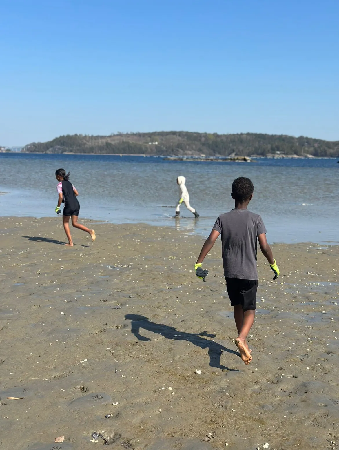 Barn från Hjällbo på stranden